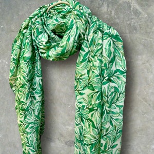 Chique geschetste bladeren groene sjaal met gouden vlokken. Perfect voor vrouwen, alle seizoenen, ideale cadeaus voor Moederdag, verjaardag en Kerstmis. afbeelding 5