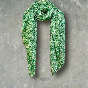 Chique geschetste bladeren groene sjaal met gouden vlokken. Perfect voor vrouwen, alle seizoenen, ideale cadeaus voor Moederdag, verjaardag en Kerstmis. afbeelding 3