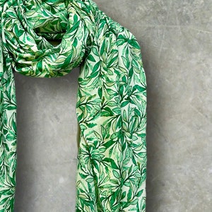 Chique geschetste bladeren groene sjaal met gouden vlokken. Perfect voor vrouwen, alle seizoenen, ideale cadeaus voor Moederdag, verjaardag en Kerstmis. afbeelding 2