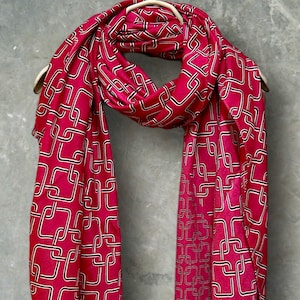 Stylish Pink Scarf Featuring Interlocking Design for Women,Ideal All-Season Gifts for Her,Mother,Birthday and Christmas