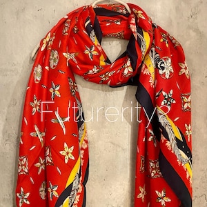 Piccola sciarpa di seta rossa con motivo floreale e piume e rifiniture nere/Sciarpa primaverile ed estiva/Regali per la mamma/Regali per il suo compleanno/Natale/Regno Unito