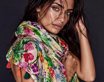 White Meadow Bloom Florals Scarf for Women,Soft Cotton Wrap,Multicolour Spring Summer Shawl with Tassels,Ideal Gifts for Her