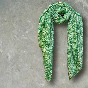 Chique geschetste bladeren groene sjaal met gouden vlokken. Perfect voor vrouwen, alle seizoenen, ideale cadeaus voor Moederdag, verjaardag en Kerstmis. afbeelding 4