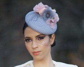 Blau pillboxhut Filz, verziert mit handgemachten Blumen und Schleier Netz, Frau Fascinator Hut, Hochzeit und Rennsport-Mode, made in London