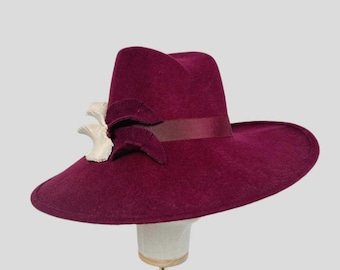 Cappello Fedora a tesa larga in feltro color Borgogna, accessorio di design per copricapo da donna, fatto a mano a Londra