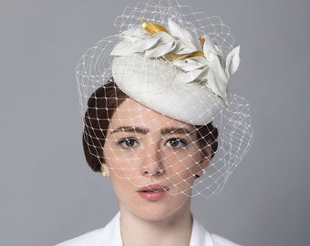 Velo de novia couture fascinador velo sombrero, mini sombrero blanco mujers novia accesorio para el cabello, a medida milhojado hecho a mano en Londres Reino Unido