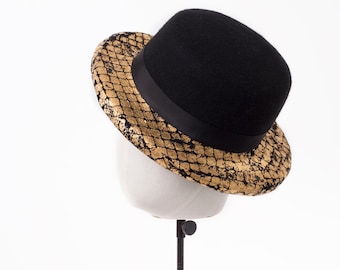 Cappello da barcaiolo in feltro di lana, nero e oro, copricapo da donna realizzato a mano a Londra, Regno Unito.