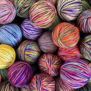 Grande SCATOLA DI FILATI con mini palline di filato, filato fatto a mano per lavori artigianali con filato multicolore, filato di scarto colorato, filato originale con tecnica speciale, filato regalo.