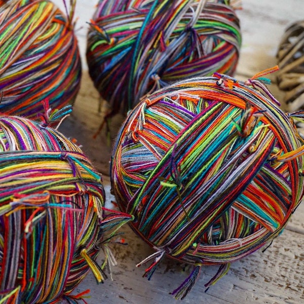 Boules de fil de ferraille avec beaucoup de nœuds, fil arc-en-ciel fait main, fil pour projets de crochet de ferraille, boules de fil magiques, cadeau pour crocheteur.