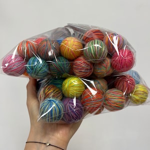 Große Garnkiste Miniknäuel, handgemachtes Baumwollgarn, Multicolor Art Garn, Melange-Garn, Regenbogen-Garn, Mystery Box ©