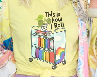 So rolle ich Pride Shirt, LGBTQIA Bibliothek T-Shirt, Queer Bookish Kleidung, Bibliothekar Geschenk