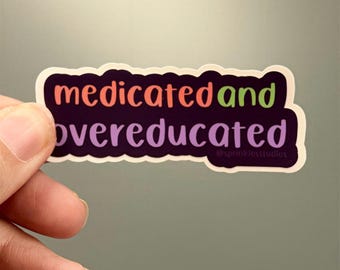 Könnte beinhalten: Ein gestanzter Aufkleber mit dunkelviolettem Hintergrund und dem Text medicated and overeducated in bunter Schrift. Das Wort medicated ist orange, and ist grün und overeducated ist hellviolett mit einem weißen Rand.