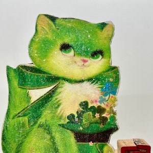 Voyageur debout vert kitty de style vintage fait main pour la Saint-Patrick