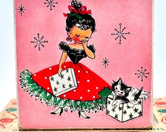 Placa decorativa de madeira artesanal em estilo vintage com menina rosa e gatinho para o Natal.
