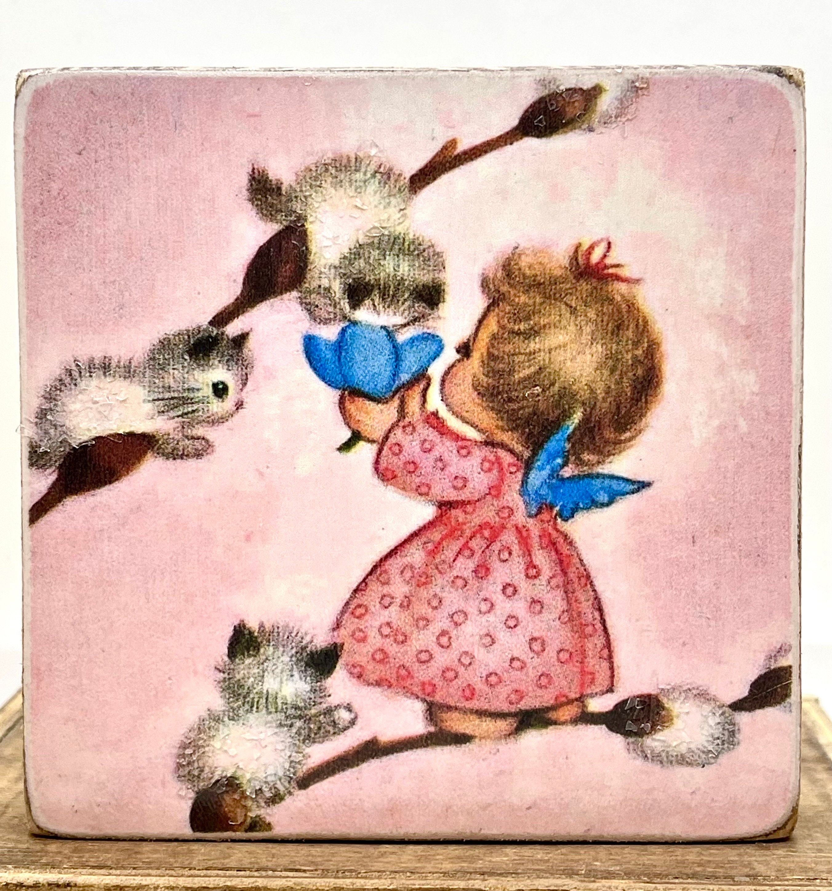 Letrero de madera para colocar en estantes con gatitos y ángeles de primavera de estilo vintage hecho a mano