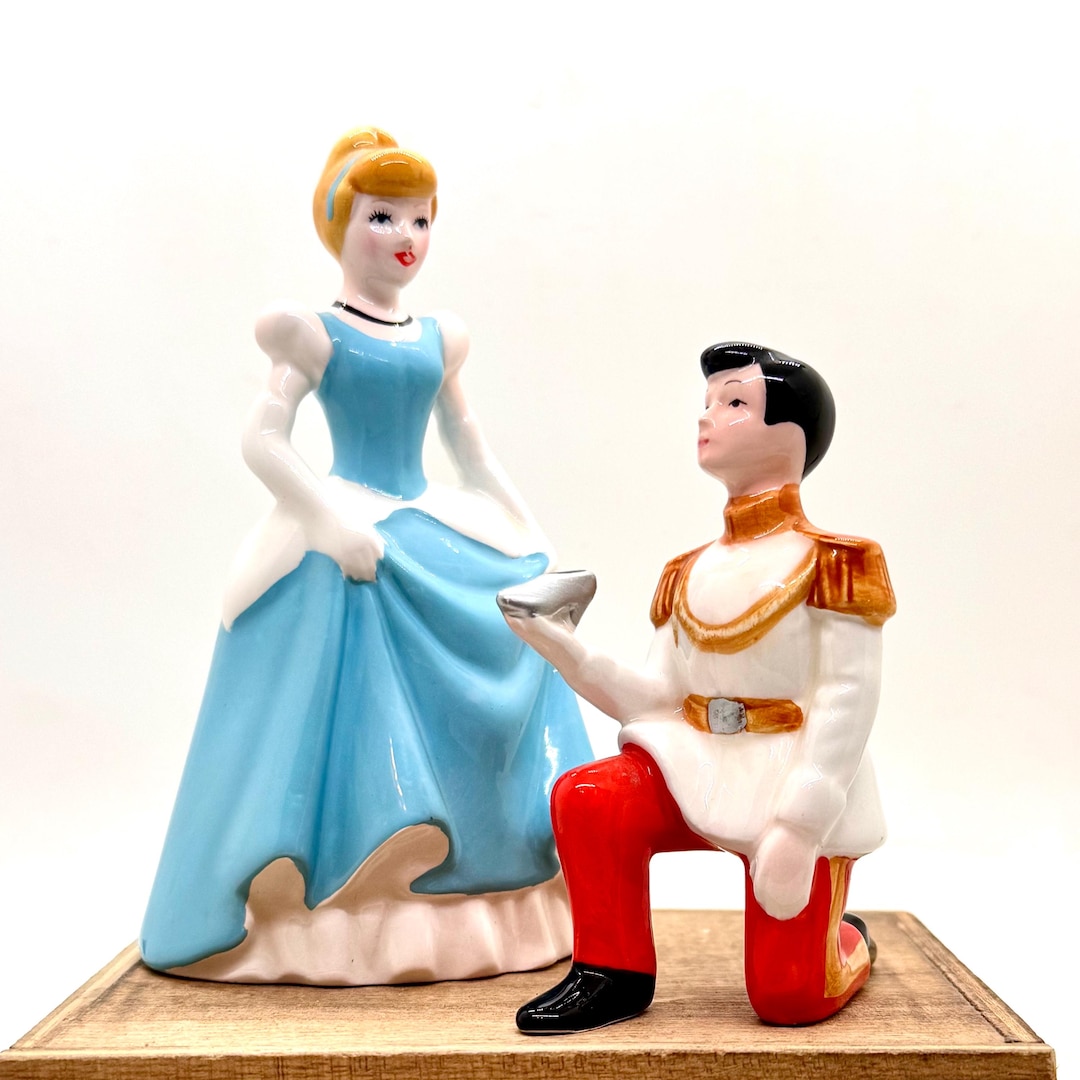 ヴィンテージディズニーのシンデレラとプリンス・チャーミングの磁器製