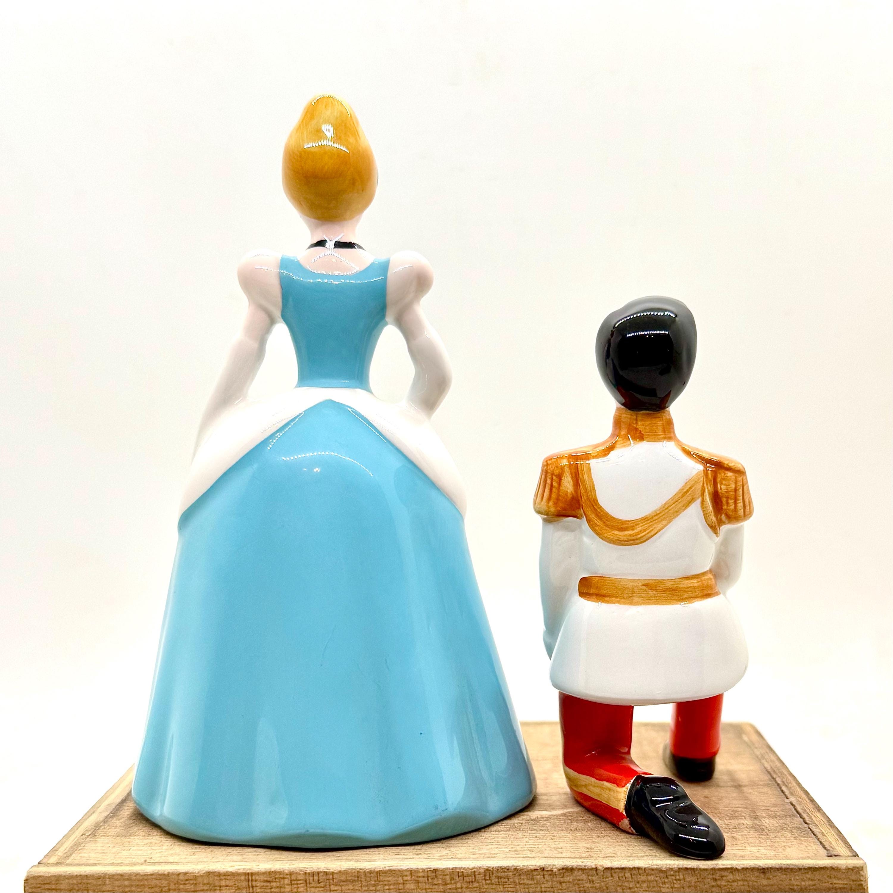 ヴィンテージディズニーのシンデレラとプリンス・チャーミングの磁器製