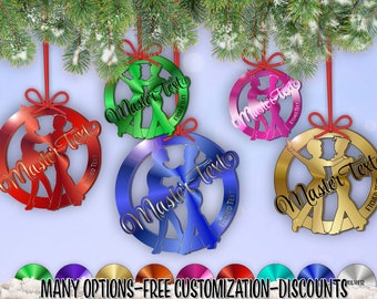 Puede incluir: Cuatro adornos redondos, coloridos y personalizados que representan una silueta de pareja bailando. Cada adorno tiene el texto "Master Text" grabado. Los adornos están colgados de un árbol de Navidad.