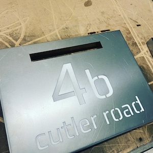 Letter Box Cubierta iluminada LED - Corten Rusted Steel Custom Made Lasercut