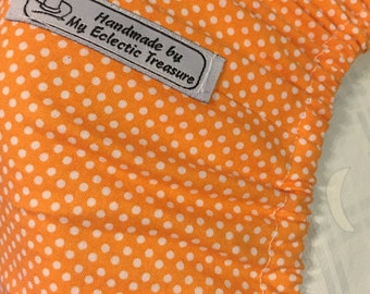 Fitted crib sheet in fresh orange with tiny white dots, mitered corners and elastic on all edges to fit nicely. Free shipping in 24 hrs.