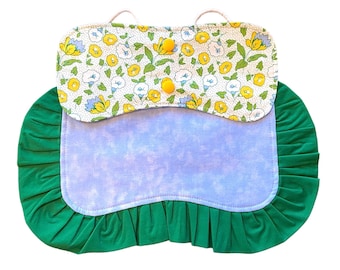 Sillín de pollo/delantal de pollo/sillín de gallina: azul claro con volantes verdes; protector de alas con broches en estampado floral campestre amarillo, verde y azul