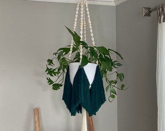 Colgador de macramé para plantas, natural y verde, con flecos y cuentas de madera