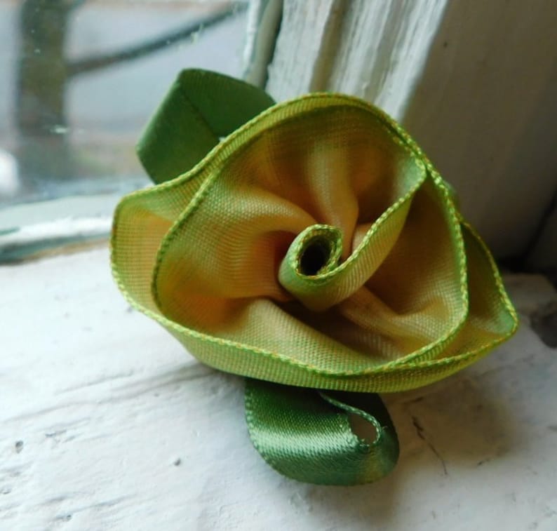 3 pretty Wire edged Ombre Ribbon Flower embellishment~Victorian~Shabby flowers~Peach Pink~green leaf~moss green