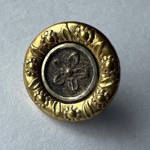 Antique rimmed pewter picture button~single faced Flower!Fancy flower border~12mm