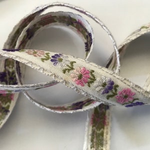Ruban de finition ruban jacquard floral vintage ~ Rose vert mousse lavande poussiéreux sur blanc ~ poupée, garnitures pour bébé ~ 3/4"