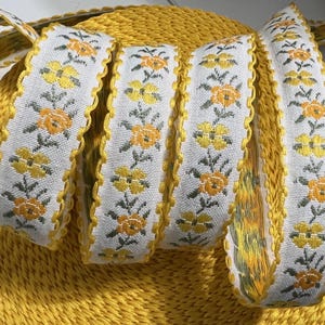 Cinta decorativa de jacquard vintage con motivos florales, color amarillo limón, mandarina, flores de color verde salvia sobre blanco, 3/4"