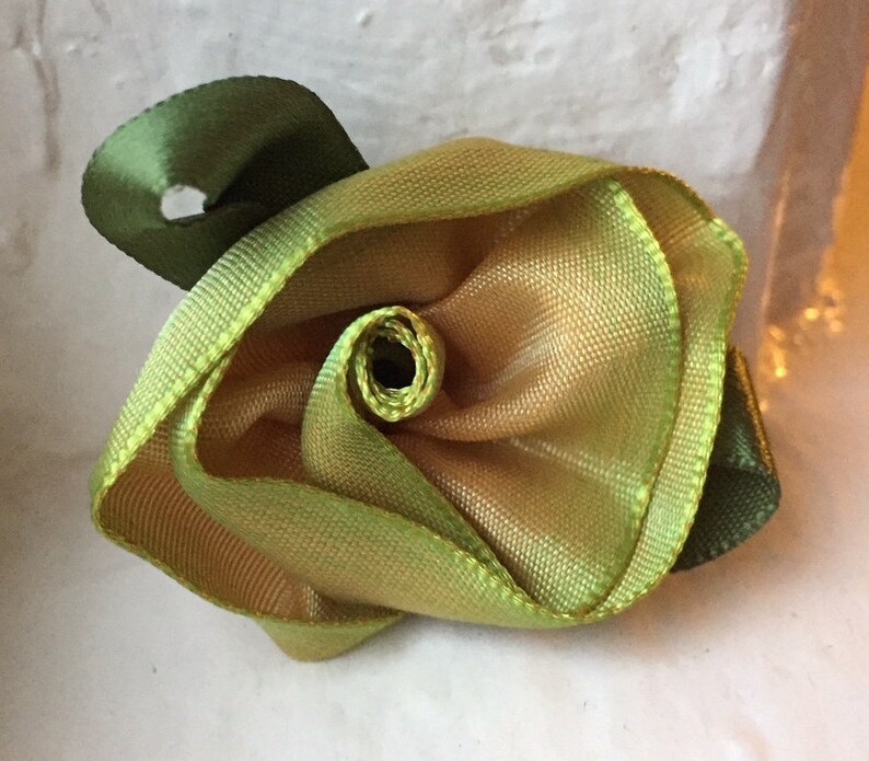 3 pretty Wire edged Ombre Ribbon Flower embellishment~Victorian~Shabby flowers~Peach Pink~green leaf~moss green