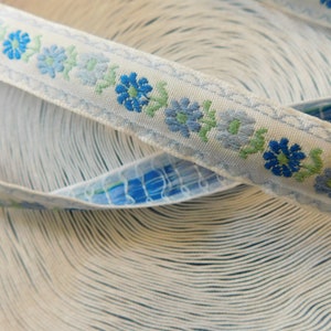 Joli ruban de finition ruban jacquard floral vintage ~ bleu poudré, bleu, vert sur blanc ~ poupée, bordures pour bébé