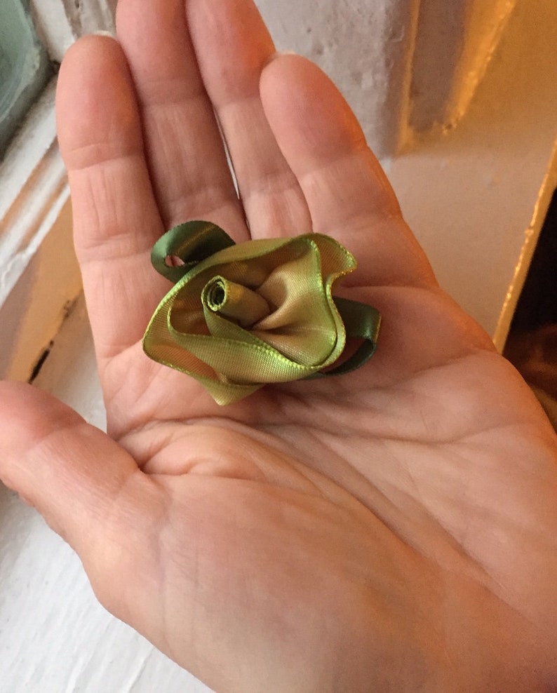 3 pretty Wire edged Ombre Ribbon Flower embellishment~Victorian~Shabby flowers~Peach Pink~green leaf~moss green