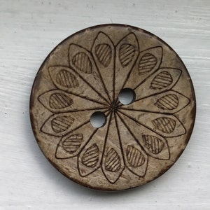 One pretty carved coconut button ~ Pinwheel pattern~ 27mm