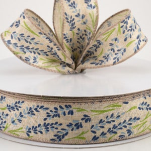 Könnte beinhalten: Eine Rolle dekoratives Band mit natürlicher Jute-Textur. Das Band hat ein sich wiederholendes Muster aus blauen und grünen Blumenzweigen. Ideal zum Basteln, Geschenkverpacken und für rustikale Dekorationen.