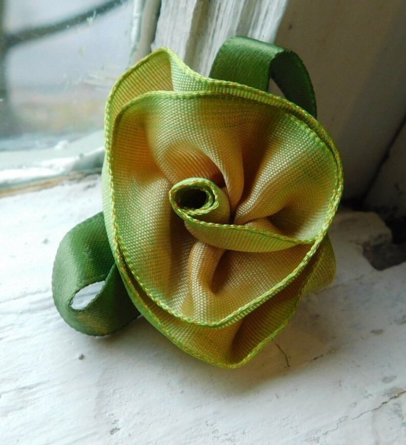 3 pretty Wire edged Ombre Ribbon Flower embellishment~Victorian~Shabby flowers~Peach Pink~green leaf~moss green