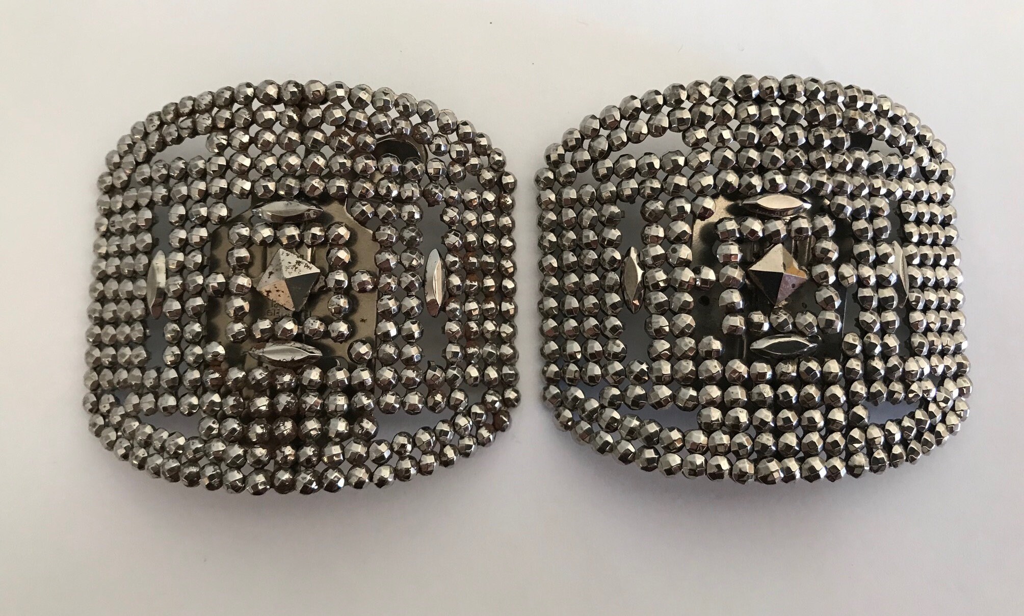 アンティーク　アールデコ アンティークアールデコカットスチールシュークリップ、装飾デザイン