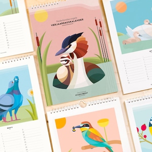 Pode incluir: Um calendário de aniversários com encadernação em espiral, apresentando ilustrações de aves holandesas. A capa mostra um mergulhão-de-crista com uma cria, intitulado 'Nederlandse vogels VERJAARDAGSKALENDER' e 'STUDIO BEEST'. As páginas internas mostram grelhas.
