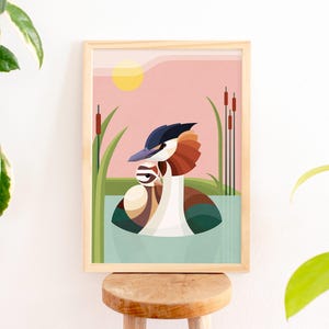 Op de afbeelding: Een digitale illustratie van een grote dodaars met een kuiken op zijn rug. De dodaars is bruin en wit met een rode kuif. Het kuiken is bruin en wit. De achtergrond is een roze zonsondergang met groene rietstengels.