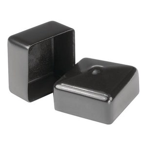 Peut inclure: Deux capuchons de protection carr&eacute;s, noirs et creux, avec une finition lisse et brillante. Un capuchon est positionn&eacute; &agrave; l'endroit, r&eacute;v&eacute;lant son int&eacute;rieur creux, tandis que l'autre est pos&eacute; &agrave; plat sur sa face sup&eacute;rieure, montrant une petite indentation.