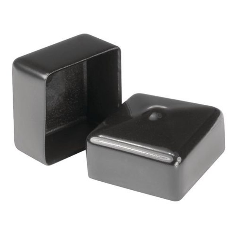 Peut inclure: Deux capuchons de protection carr&eacute;s, noirs et creux, avec une finition lisse et brillante. Un capuchon est positionn&eacute; &agrave; l'endroit, r&eacute;v&eacute;lant son int&eacute;rieur creux, tandis que l'autre est pos&eacute; &agrave; plat sur sa face sup&eacute;rieure, montrant une petite indentation.