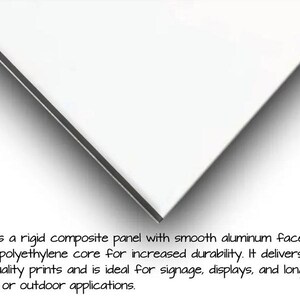 Peut inclure: Un panneau composite rigide avec des faces en aluminium blanc lisse et un noyau en poly&eacute;thyl&egrave;ne. Le texte indique : ACM is a rigid composite panel with smooth aluminum faces and a polyethylene core for increased durability.