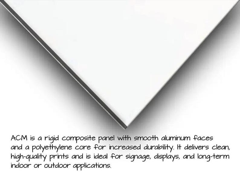 Peut inclure: Un panneau composite rigide avec des faces en aluminium blanc lisse et un noyau en poly&eacute;thyl&egrave;ne. Le texte indique : ACM is a rigid composite panel with smooth aluminum faces and a polyethylene core for increased durability.
