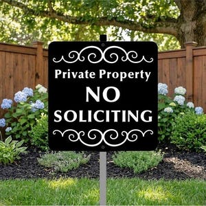 Peut inclure: Un panneau rectangulaire noir mont&eacute; sur un piquet m&eacute;tallique avec le texte blanc Private Property NO SOLICITING, orn&eacute; de bordures d&eacute;coratives en volutes blanches sur les parties sup&eacute;rieure et inf&eacute;rieure du panneau.