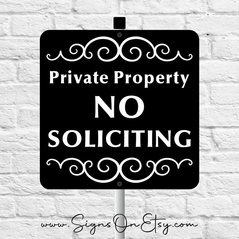 Peut inclure: Un panneau carr&eacute; noir avec du texte blanc indiquant Private Property NO SOLICITING. Le panneau pr&eacute;sente des motifs de volutes d&eacute;coratives blanches sur les bords sup&eacute;rieur et inf&eacute;rieur et est mont&eacute; sur un poteau avec des vis apparentes.