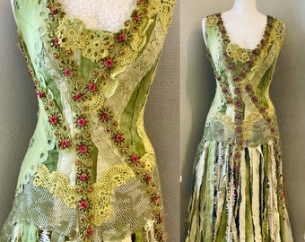 Robe de mariée bohème verte, robe elfique RawRags, jupe en lambeaux fantaisiste de mariage bohème