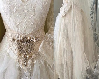 Feeëntrouwjurk met tule rozen, een handgemaakte unieke jurk gemaakt door RawRags