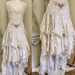 Robe de mariée blanche, robe de mariée éthérée, mariée magique poussiéreuse pour être des chiffons bruts