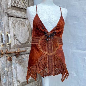 Top de seda estilo boho, top de encaje teñido a mano en color naranja quemado, ropa de mujer de Raw Rags.