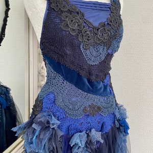 Robe de mariée bleue, mariée burlesque, dos nu et jupe en tulle